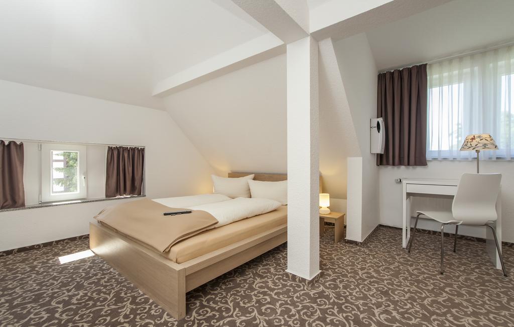 Pension Lok-Inn Walluf Habitación foto